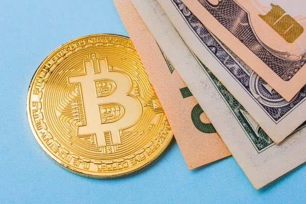 Coin Bitcoin auf dem Hintergrund eines Stapels von Dollarscheinen — Stockfoto