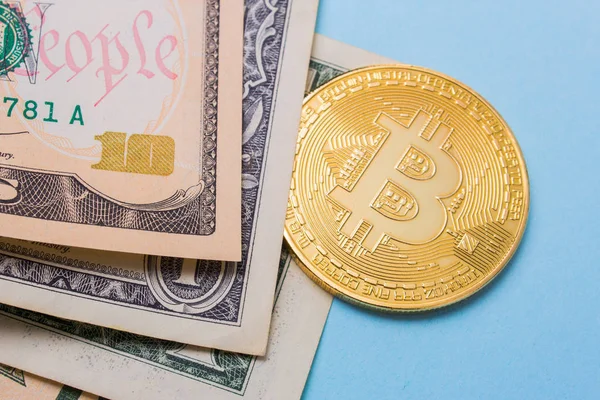 Coin Bitcoin auf dem Hintergrund eines Stapels von Dollarscheinen — Stockfoto