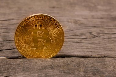 Metin için boş yer eski bir ahşap zemin üzerine sikke bitcoin