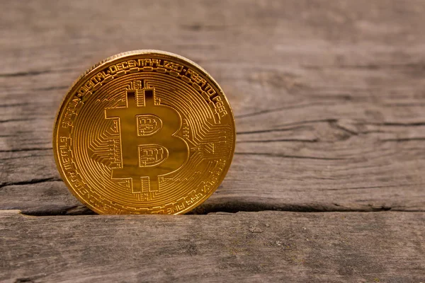 Coin Bitcoin auf altem Holzgrund mit leerem Platz für Text — Stockfoto