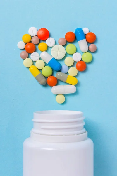 Surtido de pastillas, tabletas y cápsulas de medicamentos farmacéuticos para — Foto de Stock