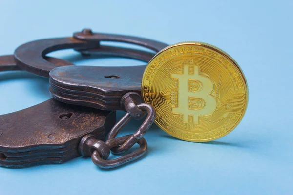 Handschellen mit Coin Bitcoin und Strafe für das Verbrechen — Stockfoto
