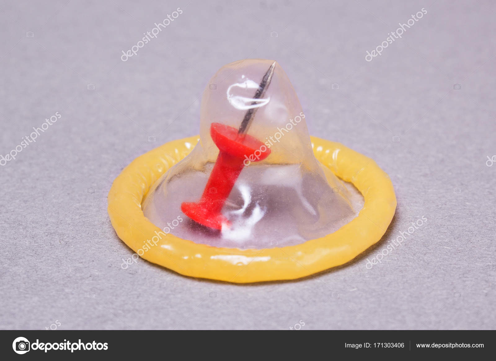 コンドームとオフィスは 灰色の背景に固定します 壊れたピアス コンドミニアム ストック写真 C Adragan 171303406