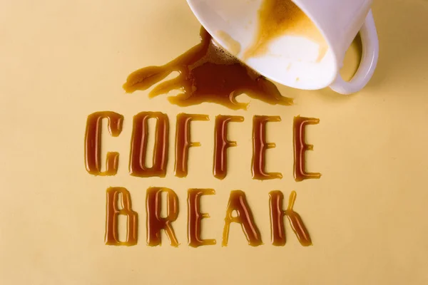 Pausa caffè. Lettere di caffè versato e una tazza — Foto Stock
