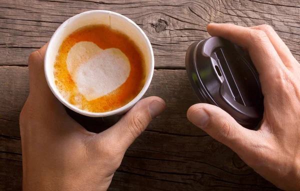 Kawy w dłoni z pianki serca. Uwielbiam kawę — Zdjęcie stockowe