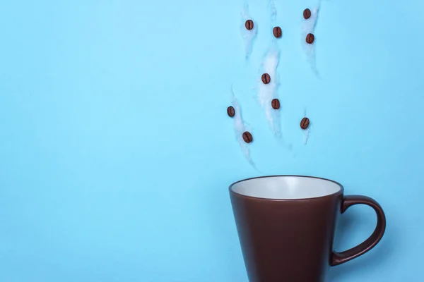 Xícara de café e vapor com o aroma de grãos de café. Bac azul — Fotografia de Stock
