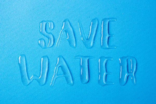 Salva el agua y salva la vida en el planeta. Cartas de derrame — Foto de Stock