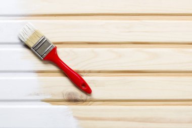 Fırça ve boyalı ahşap plakalar beyaz boya ile. Uzay kopyalayın ve