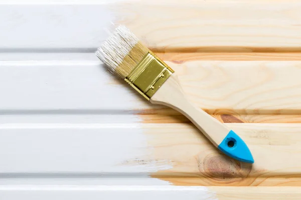 Pincel y tablones de madera pintados con pintura blanca. Copiar espacio y — Foto de Stock