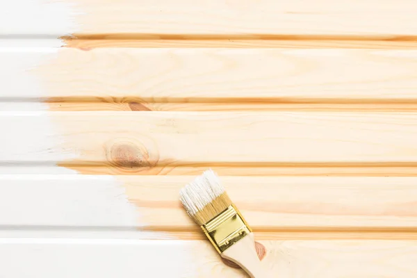 Pincel y tablones de madera pintados con pintura blanca. Copiar espacio y — Foto de Stock