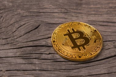 Metin için boş yer eski bir ahşap zemin üzerine sikke bitcoin.