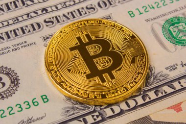 Bozuk para bitcoin para yığını zemin üzerine.