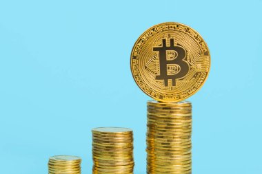 Yukarı, yukarı doğru büyüyen sikke yığını büyüyen bitcoin. Metin için yer kopyalayın