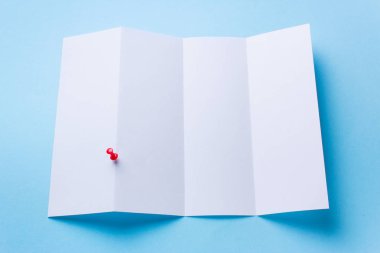 Dört kat beyaz kağıt broşür mockup mavi zemin üzerine kırmızı PIN veya broşür boş harita