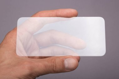 Şeffaf cam telefon bir adamın elinde. Tasarım için boş yer. mockup