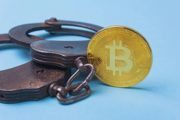 Handschellen Mit Coin Bitcoin Und Strafe Für Das Verbrechen — Stockfoto