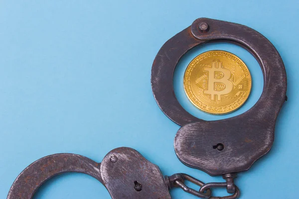 Handschellen Mit Coin Bitcoin Und Strafe Für Das Verbrechen Leerraum — Stockfoto