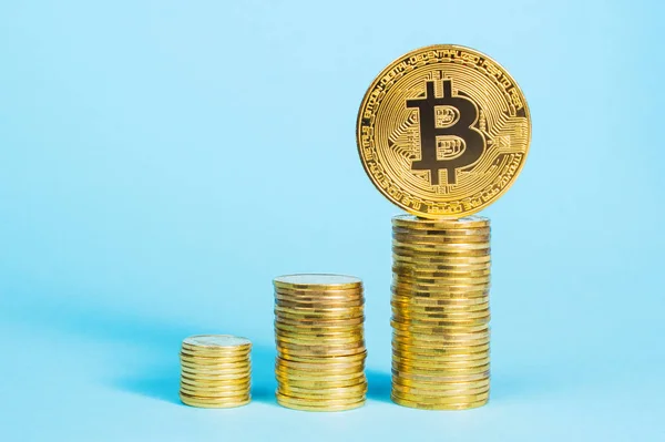 Bitcoin Wächst Stapel Von Münzen Wachsen Nach Oben Kopierraum Für — Stockfoto