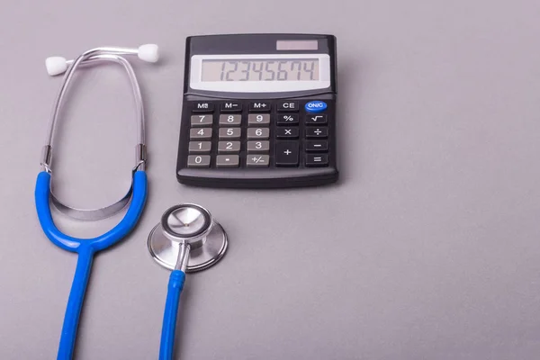 Estetoscopio Calculadora Sobre Fondo Gris Querida Medicina Aseguradora Médica Copiar — Foto de Stock