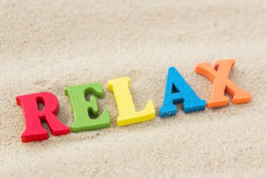 Word rahatla kum plajındaki renkli ahşap harflerin