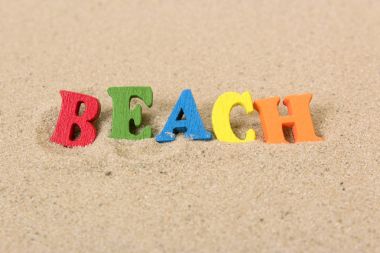 Word plaj kum plajındaki renkli ahşap harflerin