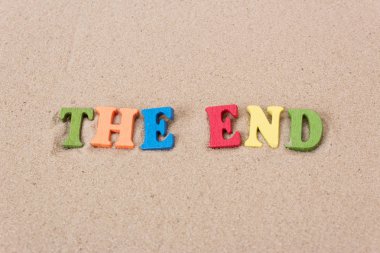 Word kum plajındaki renkli ahşap harfler sonu