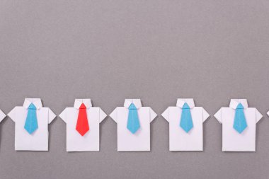Ofis çalışanları bir gömlek ve kravat kağıttan yapılmış. Origami. Metin için yer kopyalayın.