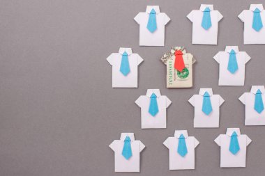 Ofis çalışanları bir gömlek ve kravat kağıttan yapılmış. Origami. Metin için yer kopyalayın.