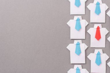 Ofis çalışanları bir gömlek ve kravat kağıttan yapılmış. Origami. Metin için yer kopyalayın.
