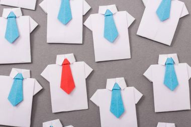 Ofis çalışanları bir gömlek ve kravat kağıttan yapılmış. Origami. Metin için yer kopyalayın.