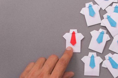 Ofis çalışanları bir gömlek ve kravat kağıttan yapılmış. Origami. Metin için yer kopyalayın.