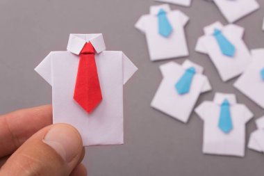 Takım oluşturma lideridir. Personel seçimi, insan kaynakları 