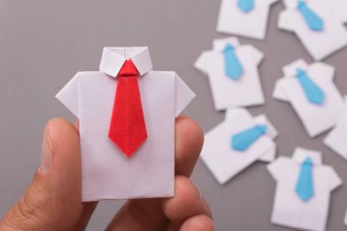 Ofis çalışanları bir gömlek ve kravat kağıttan yapılmış. Origami. Metin için yer kopyalayın.