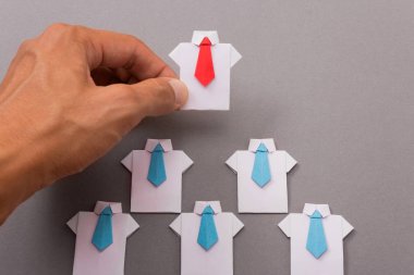 Ofis çalışanları bir gömlek ve kravat kağıttan yapılmış. Origami. Metin için yer kopyalayın.