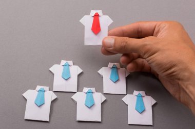 Ofis çalışanları bir gömlek ve kravat kağıttan yapılmış. Origami. Metin için yer kopyalayın.