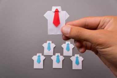 Ofis çalışanları bir gömlek ve kravat kağıttan yapılmış. Origami. Metin için yer kopyalayın.