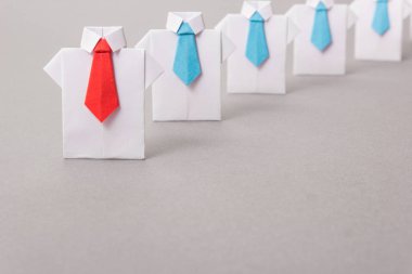 Ofis çalışanları bir gömlek ve kravat kağıttan yapılmış. Origami. Metin için yer kopyalayın.
