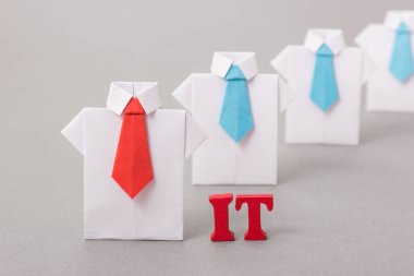 Ofis çalışanları bir gömlek ve kravat kağıttan yapılmış. Origami. Metin için yer kopyalayın.