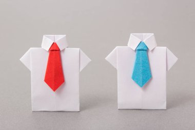 Ofis çalışanları bir gömlek ve kravat kağıttan yapılmış. Origami. Metin için yer kopyalayın.