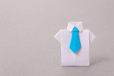 Ofis çalışanları bir gömlek ve kravat kağıttan yapılmış. Origami. Metin için yer kopyalayın.