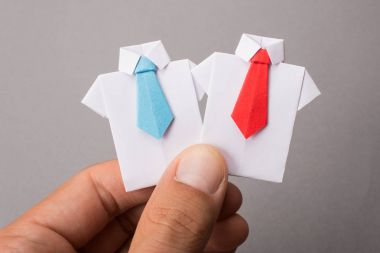 Ofis çalışanları bir gömlek ve kravat kağıttan yapılmış. Origami. Metin için yer kopyalayın.
