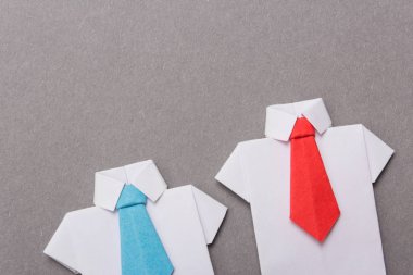 Ofis çalışanları bir gömlek ve kravat kağıttan yapılmış. Origami. Metin için yer kopyalayın.