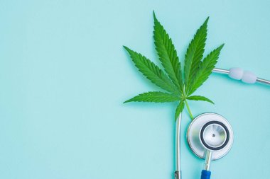 Tıbbi esrar ve stetoskop. Yeşil yaprakları esrar. Metin için boş yer