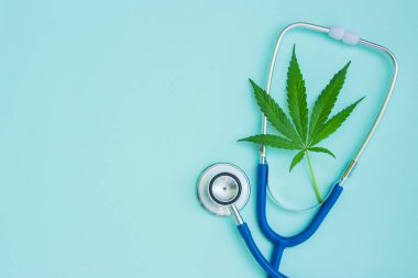Tıbbi esrar ve stetoskop. Yeşil yaprakları esrar. Metin için boş yer