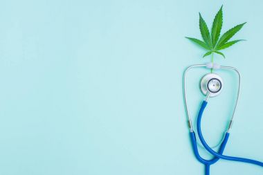 Tıbbi esrar ve stetoskop. Yeşil yaprakları esrar. EMP
