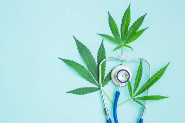 Tıbbi esrar ve stetoskop. Yeşil yaprakları esrar. EMP