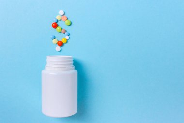 Çeşitli ilaç tıp hap, Tablet ve kapsüller mavi bir arka plan Doları sembolü. Metin için yer kopyalayın