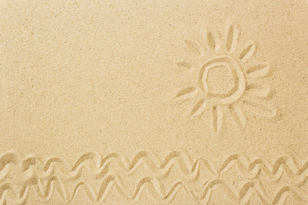 Солнце и волны, расписанные на песчаном пляже
