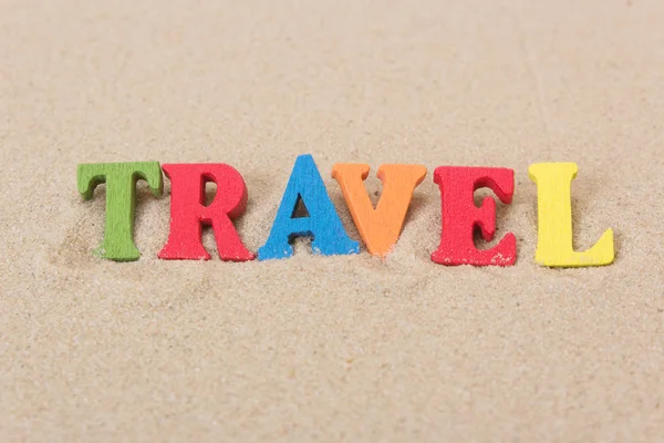 Word seyahat kum plajındaki renkli ahşap harflerin — Stok fotoğraf