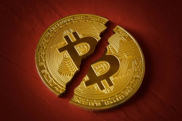 Sikke bitcoin kırmızı arka plan olarak ikiye ayrılır. Sonbahar ve Kripto para birimi, ticaret, yasağı seyri çöküşü düşmek — Stok fotoğraf